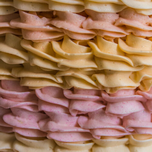Tarta de melocotón. Layer cake de melocotón. Buttercream. Icing on the cake